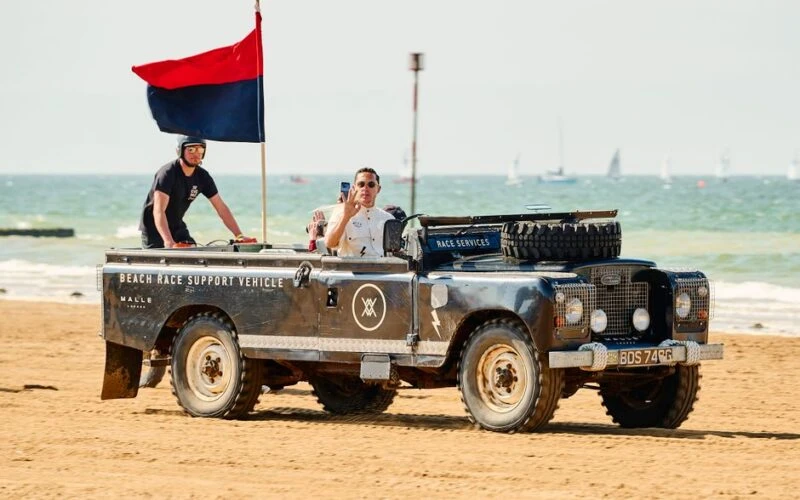 Пікап Land Rover Денієла Крейґа виставили на аукціон у США