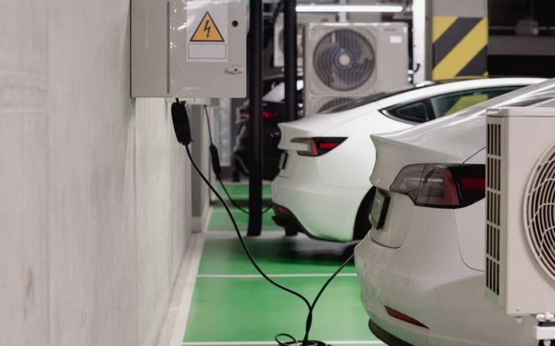Швидке зростання ринку EV у Китаї викликало проблеми з батареями
