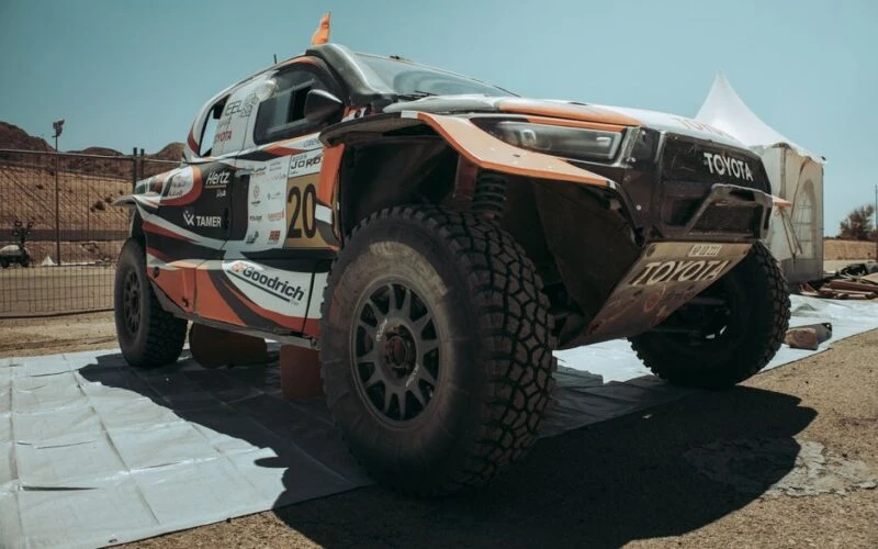 Toyota Hilux BEV витримав падіння будинку на колесах